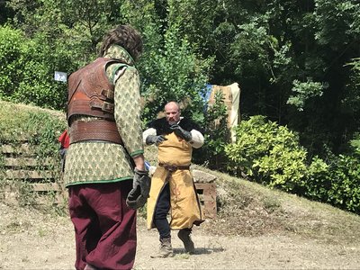 Combats à l'épée qui se termine en pugilat médiéval à mains nues