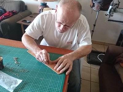 Atelier cuir - création d'une bourse - gravure du dessin principal avant de le repousser