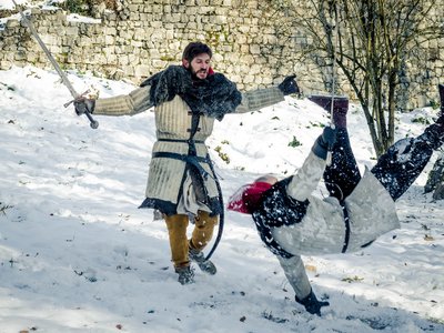 Ce combattant jette son adversaire dans la neige par un coup vicieux