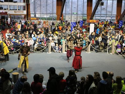 Sous les applaudissements d'une salle comble, un guerrier triomphant quitte le ring médiéval.