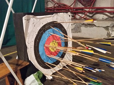 Compagnie Briselame - Cible criblée de flèches lors d'une séance de tir à l'arc au gymnase