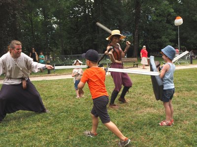 Affrontement à l'épée en mousse entre des membres de la Compagnie Briselame et des enfants
