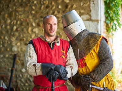 Deux chevaliers commentent un combat