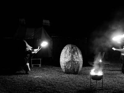 Un Œuf de dragon trouvé par des sorcières lors d'un spectacle de feu de la Compagnie Briselame