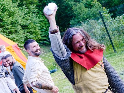 Le lancé de saucisson du marié fut remporté par le capitaine de la garde de la Compagnie Briselame !