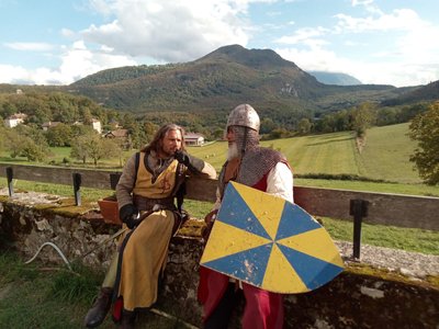 Compagnie Briselame, deux guerriers se concertant sur la meilleure stratégie à adopter pour aller boire un coup