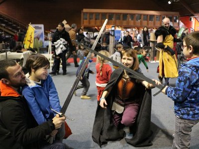 Sous la houlette de leur instructrice, ces deux enfants croisent le fer avec de véritables épées.