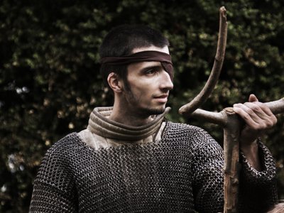 L'un combattant de la Compagnie armé d'une fouche avant qu'il nous rejoingne