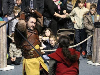 Ces deux combattants sont concentrés sur les coups qu'ils s'échangent.