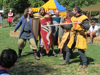 Compagnie Briselame - Explication des techniques de ligne de boucliers durant le moyen-age