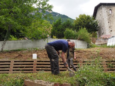 Préparation du terrain pour l'animation de la Compagnie Briselame à la Terrasse