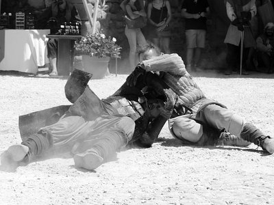 Combattants au sol, dans la poussière lors d'une animation médiévale proche de Grenoble
