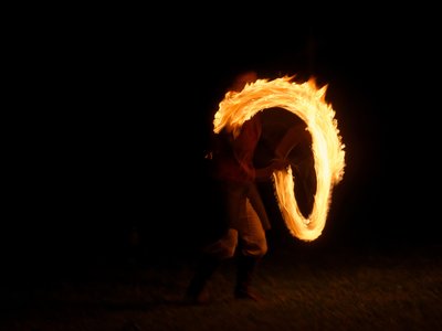 Bolas enflammées durant un des spectacles de feu de la Compagnie Briselame