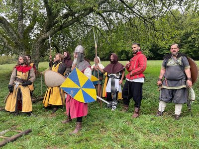 Compagnie Briselame, les assaillants arrivent en vue du château et se concertent sur la meilleure manière de mener l'attaque malgré les archers et notre manque de boucliers