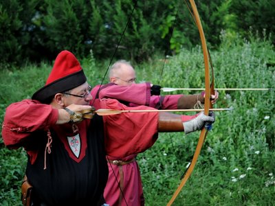 Archers en pleine action : en joue, tirez !