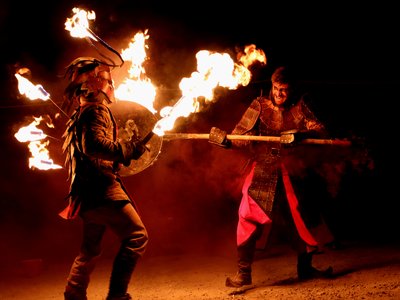 Combat médiéval de feu entre la Créature et le Roi de Feu