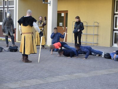 Certains élèves s'échauffent avec les combattants de la Compagnie Briselame