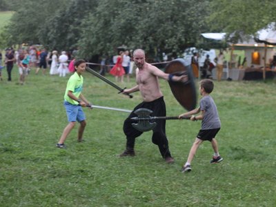 Compagnie Briselame - Combats avec les enfants avec des épées en mousse