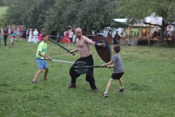 Compagnie Briselame - Combats avec les enfants avec des épées en mousse