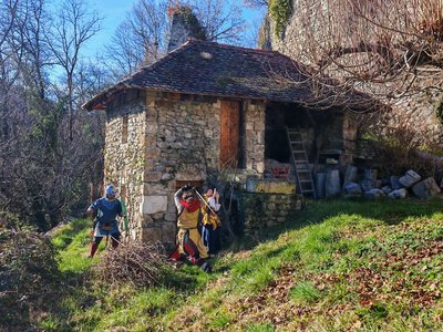 Compagnie Briselame, attaque viking du village défendu par un combattant médiéval à l'épée longue