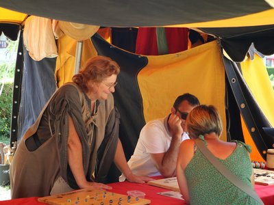 Compagnie Briselame - Sous les conseils avisés de Dame Val', le public s'essaie aux jeux de société médiévaux