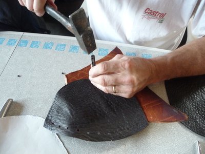 Atelier cuir - création d'une bourse - trouage à l'emportepièce pour passer le futur lacet