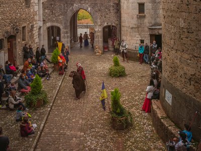 La cour du château de Montrottier avec la Confrérie de l'Ardente Épée, les Lames du Dauphiné et la Compagnie Briselame