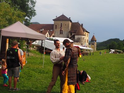 L'aide de camp de la Compagnie Briselame aide son maître à enfiler l'armure