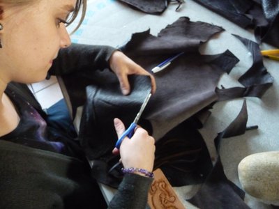 Atelier cuir - création d'une bourse - découpage de la pièce principale