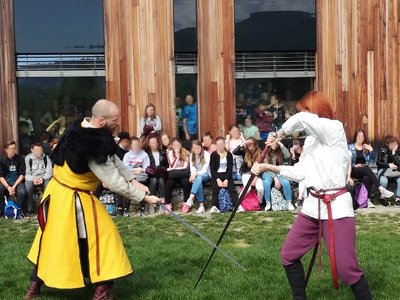 Explication des bases du combat à l'épée après les ateliers pédagogiques