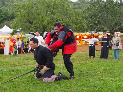 Fin d'un combat à l'épée lors d'une saynète de la Compagnie Briselame