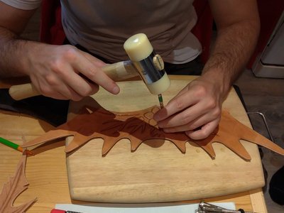 Compagnie Briselame - Repoussage du cuit de la coiffe de Celmis