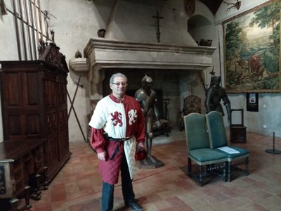 La salle des chevaliers surveillée par un garde de la Compagnie Briselame