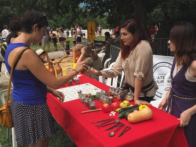 Le stand cuisine de la Compagnie Briselame. Ne vous fiez pas aux apparences, ces demoiselles se battent aussi !